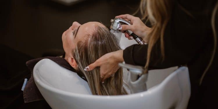 De voor en nadelen van zilvershampoo