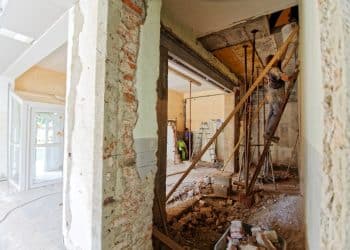 Van bouwval naar moderne woning Deze verbouwtips houd je best in gedachten