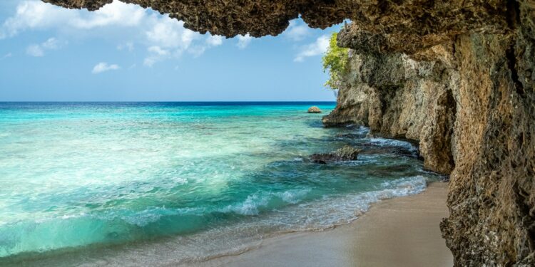 Klein Curaçao: het perfecte uitje voor zonaanbidders en avonturiers 1 den harrson I3 3 ZLKtTU unsplash