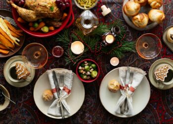 5x inspirerende ideeën voor een betoverende kersttafel 6 monika grabkowska qnQUvQAyivI unsplash