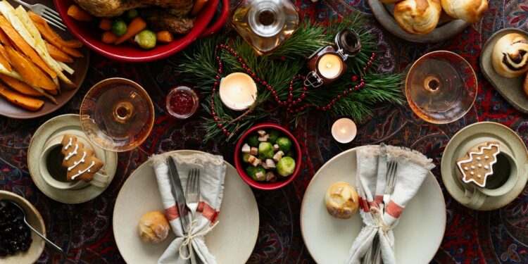 5x inspirerende ideeën voor een betoverende kersttafel 1 monika grabkowska qnQUvQAyivI unsplash