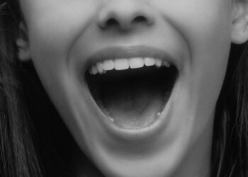 photo 1591276151122 987852b6275d