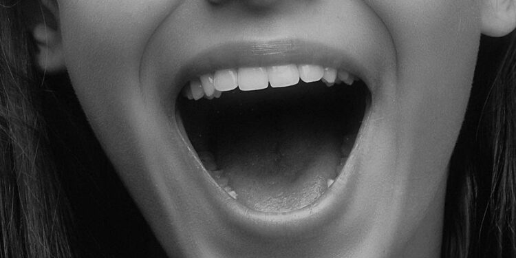 photo 1591276151122 987852b6275d