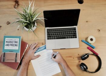 photo 1533750516457 a7f992034fec