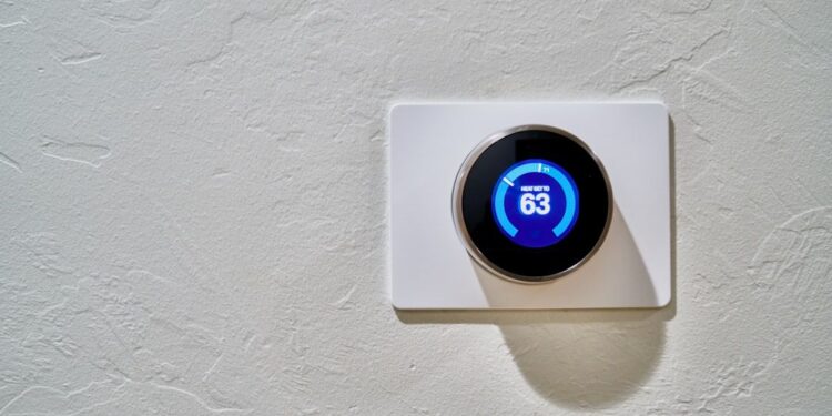 photo 1545259742 b4fd8fea67e4