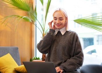 Wat betekent hybride werken in 2025 werkelijk voor u? 4 young woman studying library while using laptop 23 2149283330