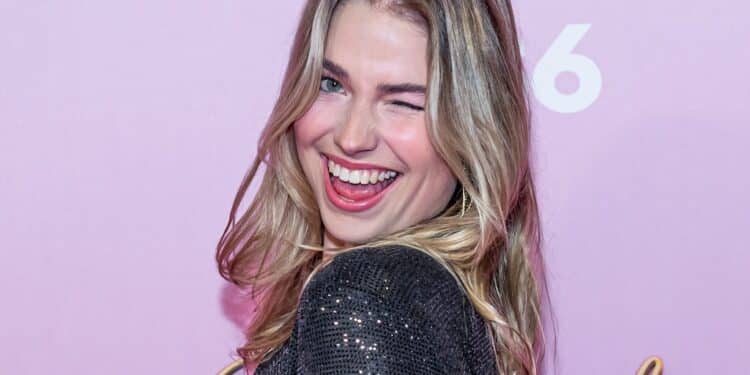 Hoe oud is Roxy Dekker featured